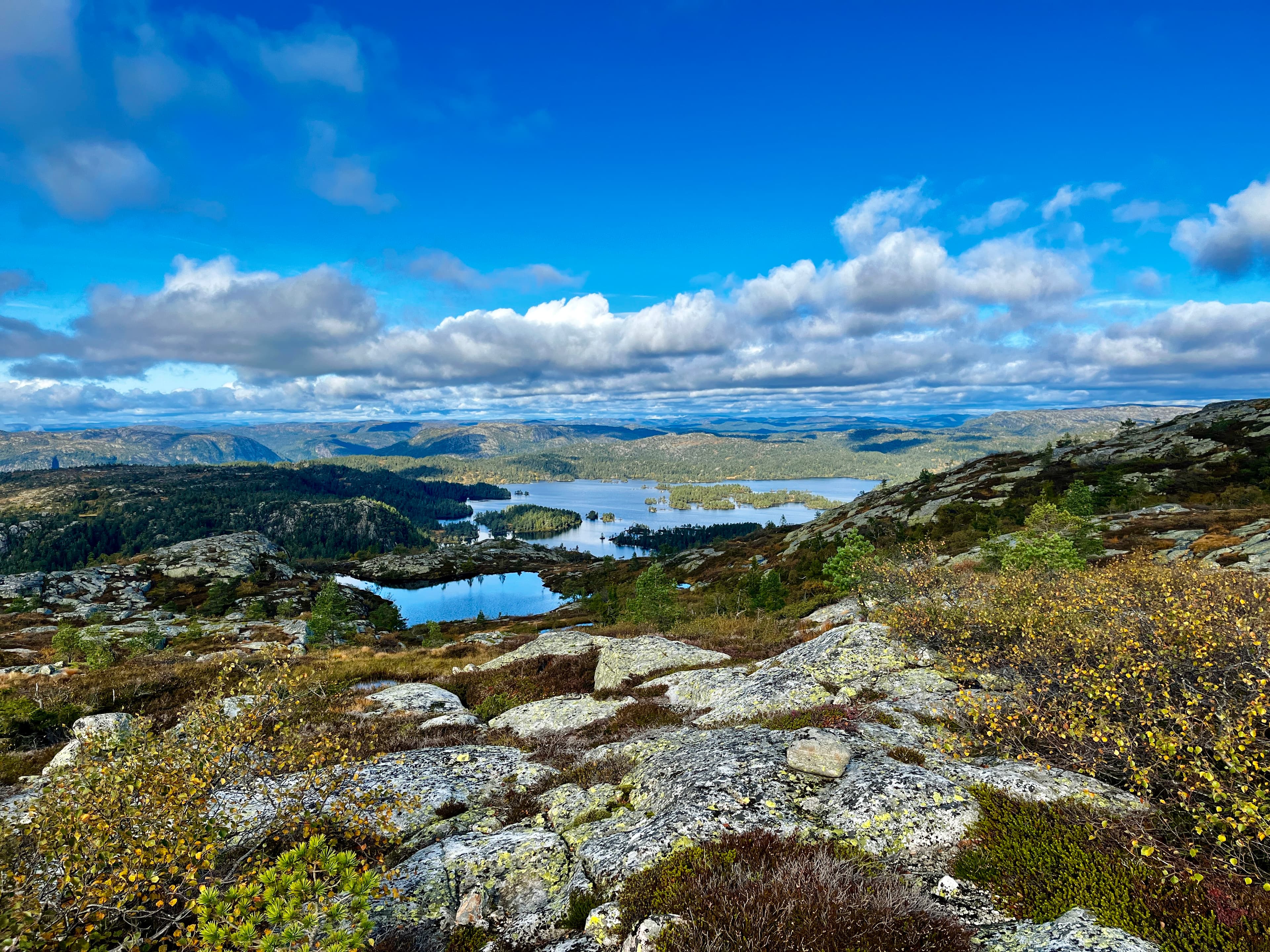 Utsikt over fjellvann og daler sett fra høyden ved Lindeview